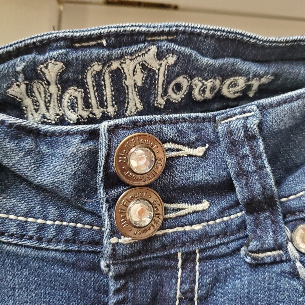 Wallflower Embellished Jean Capris - Picture 4 of 10
